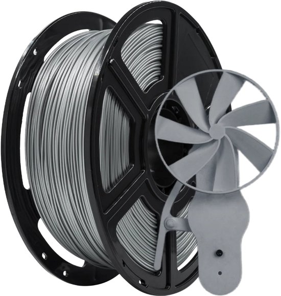 Een spoel zilverkleurig PETG filament van FlashForge met een kleine ventilator.