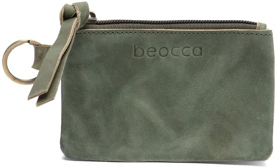 Groen leren etui met rits, 'beocca' logo, sleutelring en lintdetail.