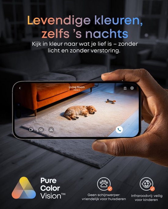 Smartphone toont slapende hond in woonkamer in kleur via 'Pure Color Vision'.
