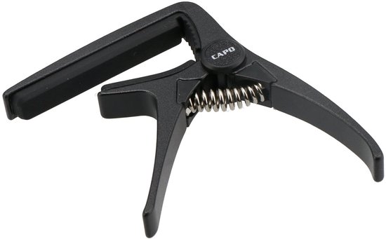 Zwarte gitaarcapo met een metalen spiraalveer en het woord 'CAPO' op een rond middenstuk, staand op een witte achtergrond.