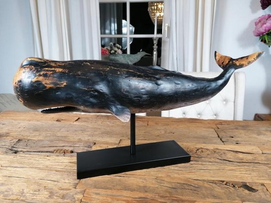 Donkerblauw walvisbeeld op zwarte standaard, met gouden staartvin en details.