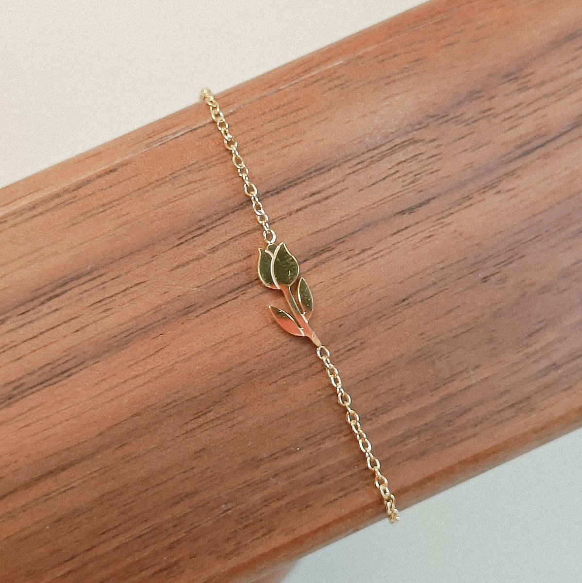 Ava & Imber | Tulipa Armband Goud | 18k PVD Gecoat Stainless Steel Armbandje met Tulp | Damesarmband Staal in Cadeauverpakking