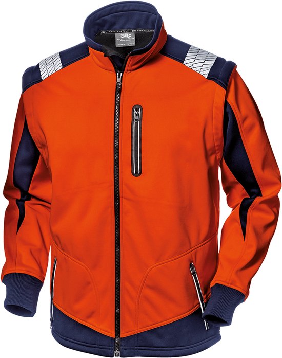 Oranje softshell werkjas met donkerblauwe accenten op de schouders, zijpanden en mouwen. De jas heeft reflecterende details op de schouders en een ritssluiting middenvoor.