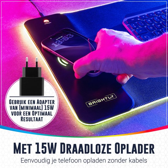 Opladen van een smartphone op de Brightly XXL muismat met 15W draadloze oplader, met RGB LED-verlichting.