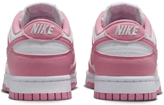Achterkant van roze en witte Nike Dunk Low sneakers met 'NIKE' opschrift.