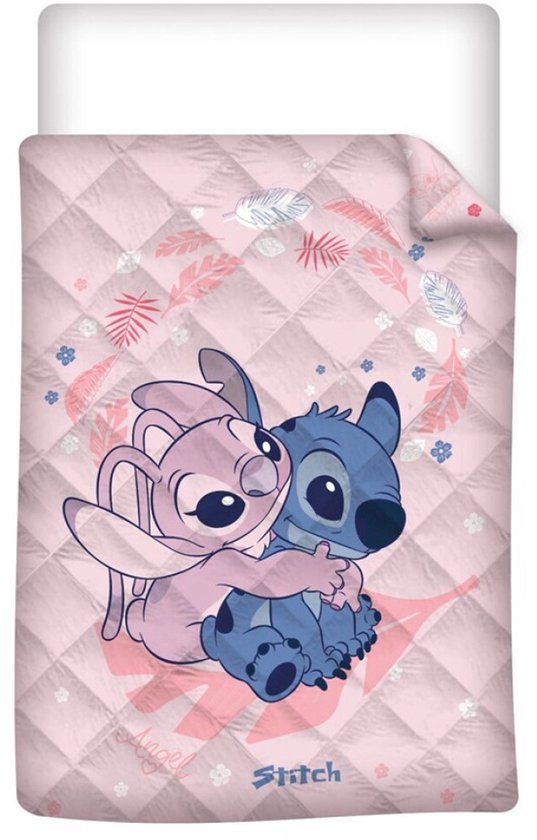 Couvre-lit rose clair matelassé avec une impression de Stitch et Angel se faisant un câlin, avec le texte "Angel" et "Stitch".