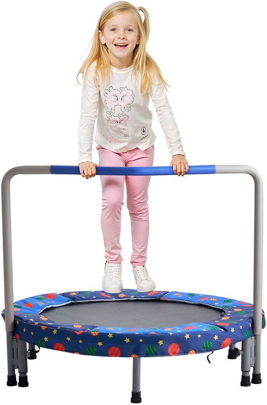 Meisje met blonde staartjes springt op een blauwe trampoline met patronen van ballen en sterren. Ze draagt een wit shirt en een roze broek.