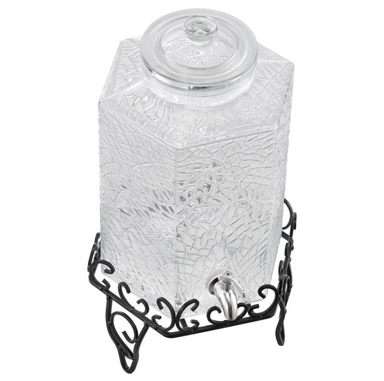 Glazen drankdispenser met gekarteld patroon op zwarte metalen standaard met sierlijk krulwerk.