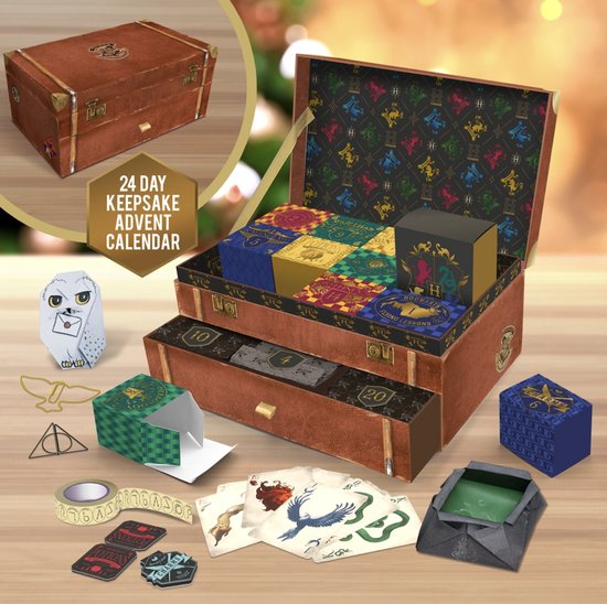 Coffret marron à 24 compartiments sur le thème de Harry Potter, ouvert, avec petites boîtes, figurine Hedwige et cartes.