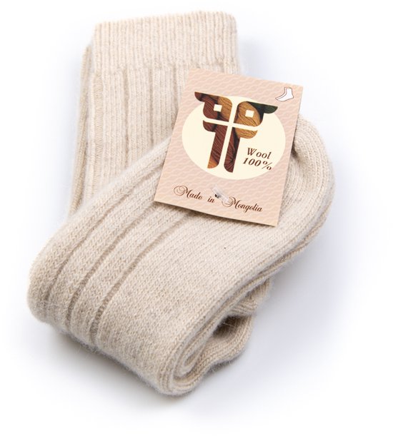 Crème wollen sokken met een ribbelpatroon, met een label 'Wool 100%' en 'Made in Mongolia'.