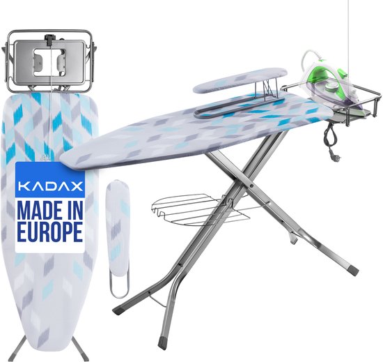 Table à repasser avec tissu bleu-gris à losanges, repose-manche et fer à repasser, avec autocollant 'Made in Europe'.