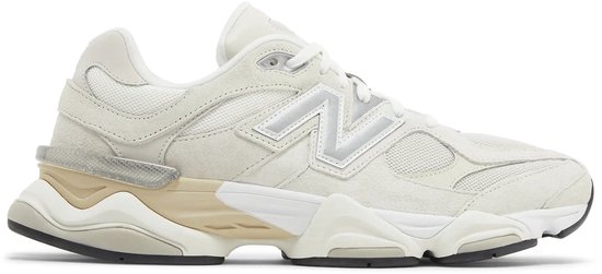 Witte New Balance sneaker met beige en zilveren details, zijaanzicht.