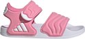 Roze Adidas kinder sandalen met witte golvende banden en drievoudig Adidas logo.