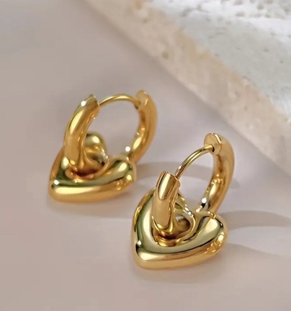 Goudkleurige Hoop Hartjes Oorbellen – 18K Verguld – Elegante Dames Sieraden voor Dagelijks Gebruik & Feestelijke Gelegenheden