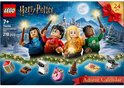 Calendrier de l'Avent LEGO Harry Potter avec quatre figurines, le château de Poudlard en arrière-plan et 24 cadeaux.