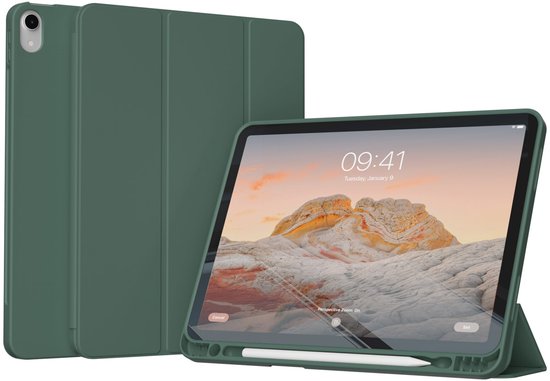 Donkergroene iPad hoes gesloten en open met stylus en de tijd op het scherm, met tekst "Styluspen houder"
