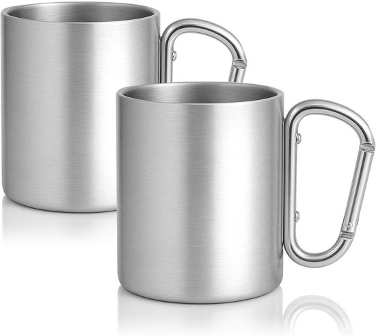 Twee zilverkleurige metalen mokken met karabijnhaak-handvatten op een witte achtergrond.
