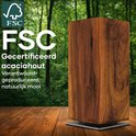 FSC-gecertificeerd acaciahouten messenblok, verantwoord geproduceerd en natuurlijk mooi. Op een houten tafel met bos op de achtergrond.