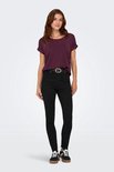 Model draagt bordeauxrood gemêleerd t-shirt, zwarte jeans met hoge taille en zwarte riem.