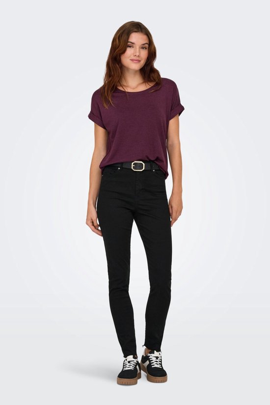 Model draagt bordeauxrood gemêleerd t-shirt, zwarte jeans met hoge taille en zwarte riem.