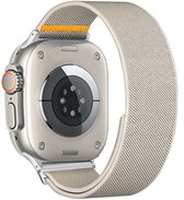 Zilverkleurig Apple Watch bandje van geweven stof met oranje lusje aan de achterkant.