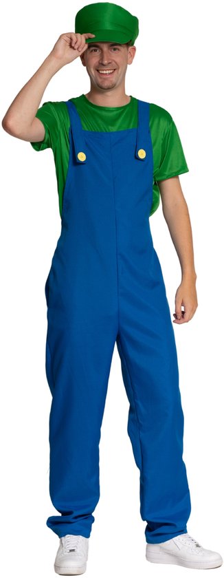 Man met groen t-shirt, blauwe overall en groene pet, pet vasthoudend.