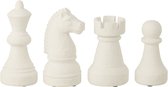 Vier witte, kleine schaakstukken van polyresin: dame, paard, toren en pion.