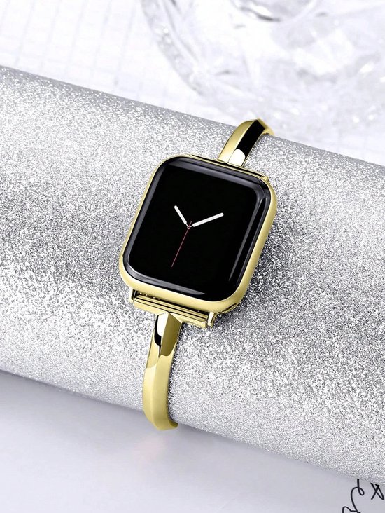 Gouden Apple Watch bandje, open gebogen armbandstijl op glinsterende zilveren rol.