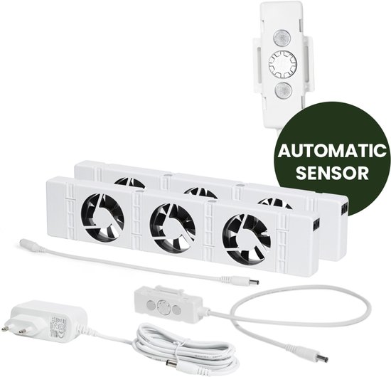 Witte ventilator met AUTOMATISCHE SENSOR, stroomadapter en bediening.