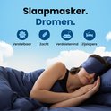 Une femme dort avec un masque de sommeil en soie bleu marine. Icônes : réglable, doux, occultant, dormeurs sur le côté.