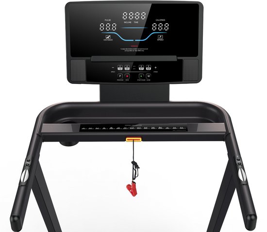 Close-up van het digitale display van een zwarte Focus Fitness loopband met knoppen en een veiligheidskoord.