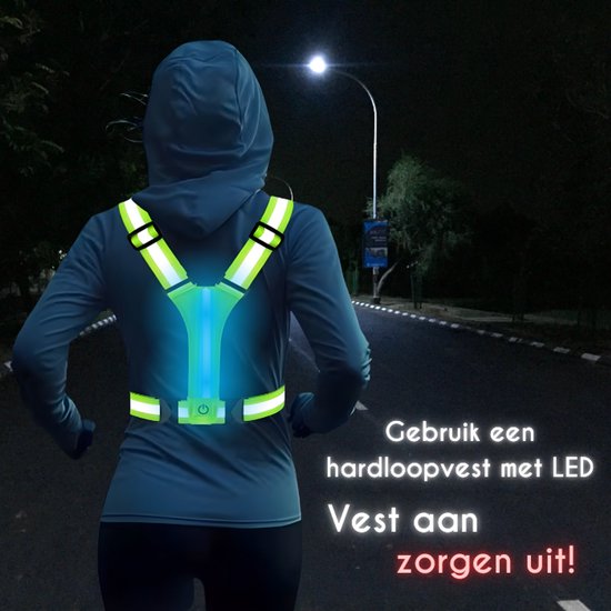 Vrouw met hoodie die een hardloopvest met LED-verlichting draagt.