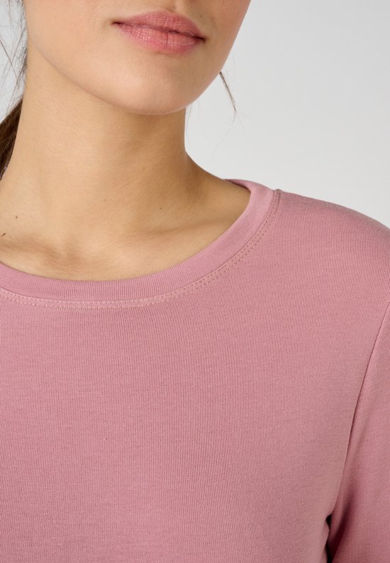 Buste van een vrouw met een roze T-shirt met ronde hals en fijne ribbels.