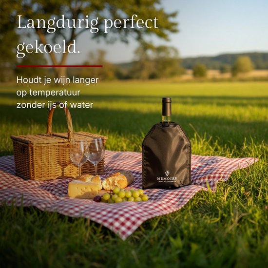 Zwarte wijnkoeler met "MÉMOIRE WINE ACCESSORIES" logo, met witte wijnfles op een picknickkleed in het gras.