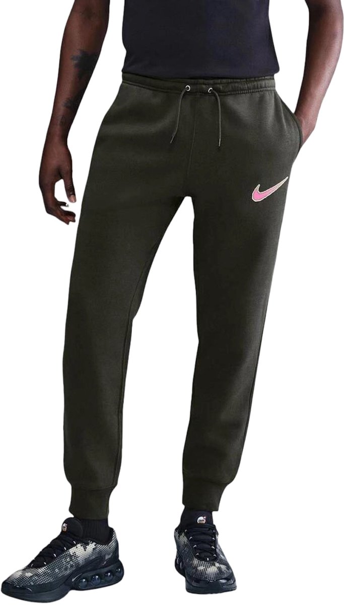 Nike club fleece neo varsity in de kleur . Groen
