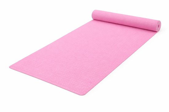 Een opgerolde roze yogamat met een gestructureerd oppervlak.