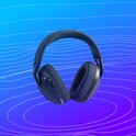 Zwarte Logitech G gaming headset met paarse details, zwevend tegen een blauw gradient met witte lijnen.