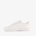 Witte Puma Smash sneaker van de zijkant gezien.