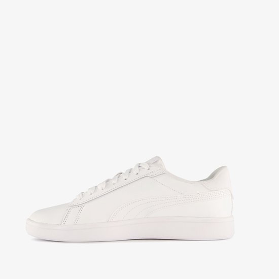 Witte Puma Smash sneaker van de zijkant gezien.