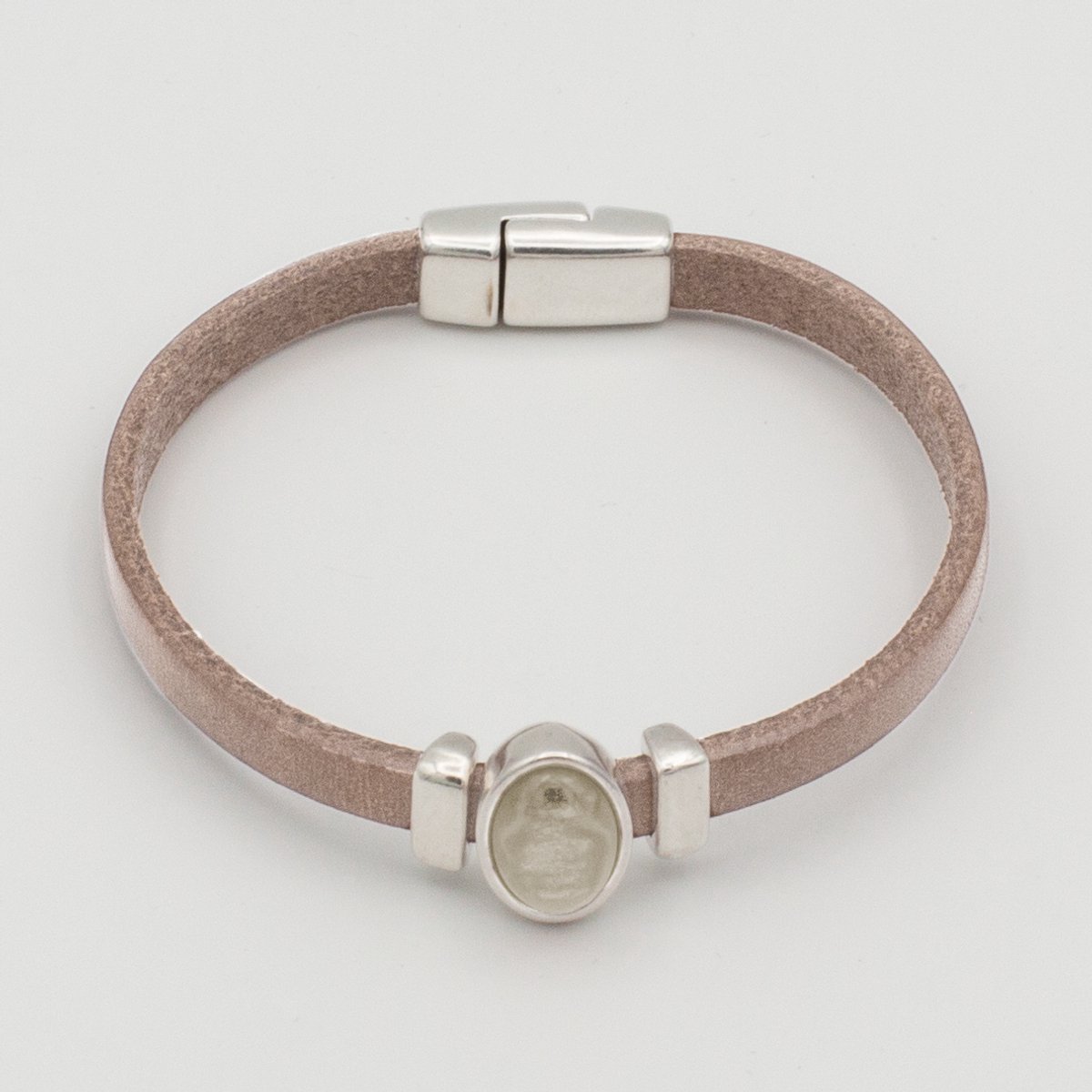 Qoss Armband Femmie Maat S – Handgemaakt Buffelleer met Ovale Cabochon | Magneetsluiting | Nikkelvrij | Creme