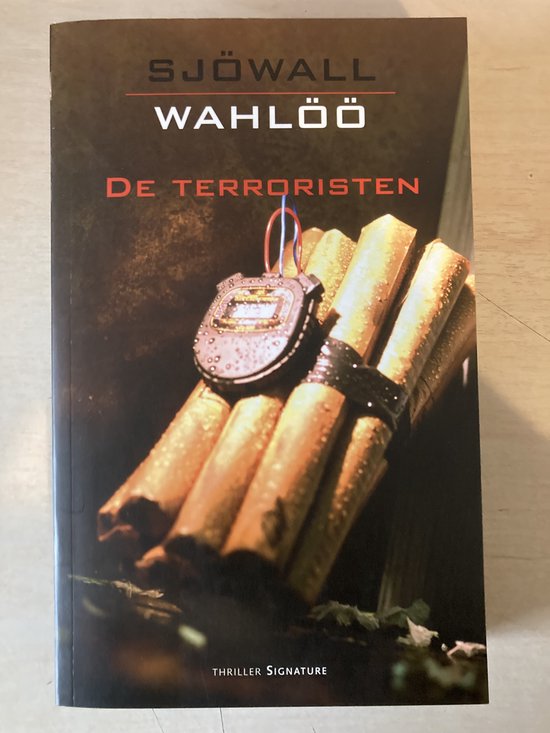 Boekomslag van 'DE Terroristen', met een close-up van een bom met een timer.
