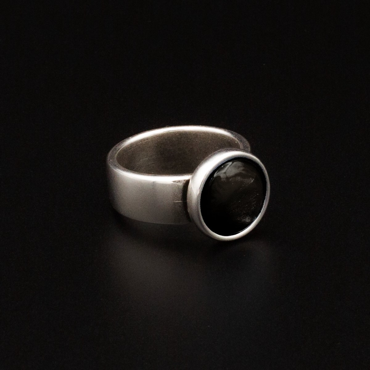Qoss Ring Juul – Brede Zilverkleurige Ring met 12 mm Cabochon | Valt 1 Maat Kleiner | Nikkelvrij | Handgemaakt | Combineerbaar | Zwart | Maat L