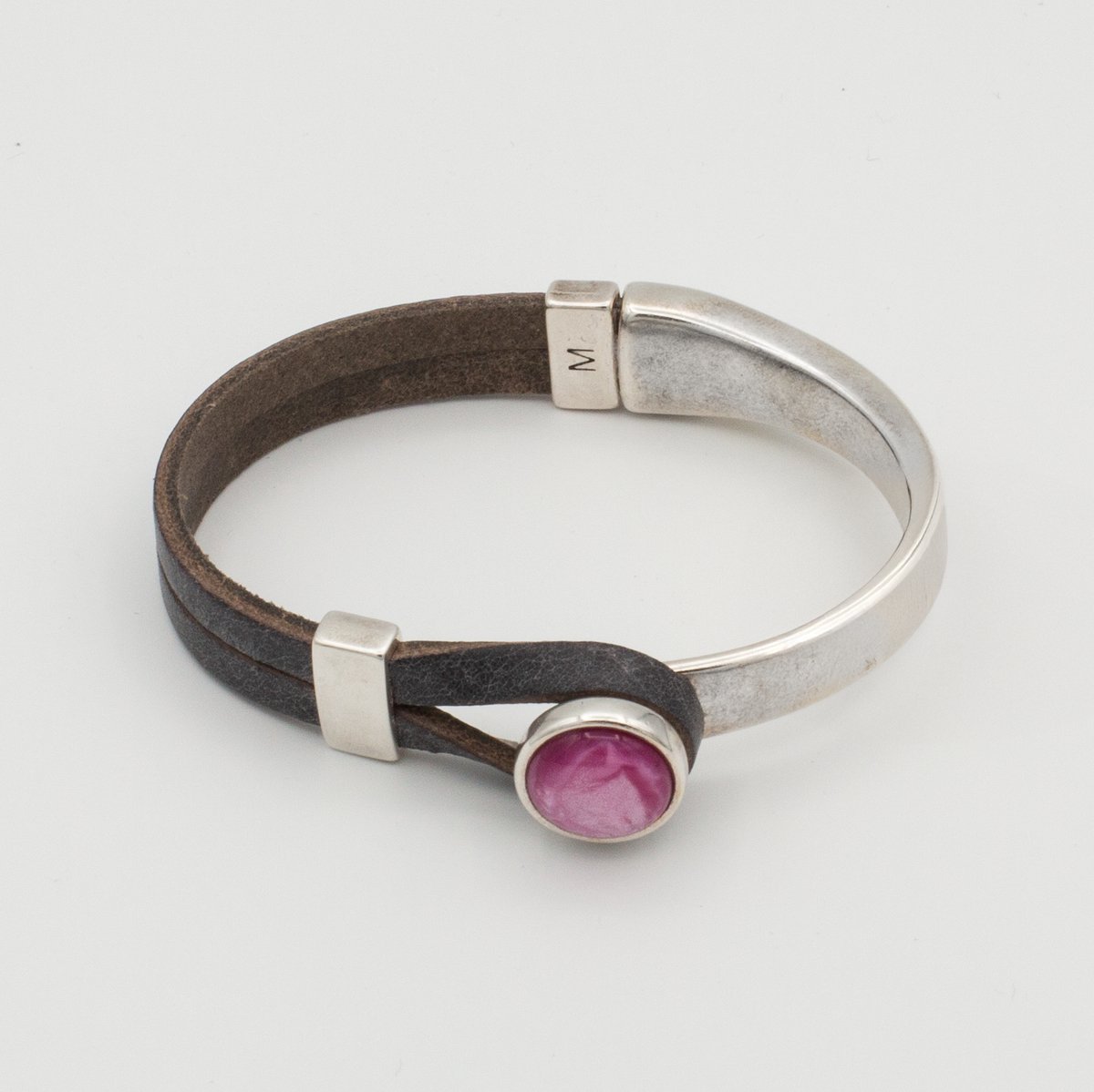 Qoss Armband Gwen Maat M – Handgemaakt Buffelleer met 12 mm Cabochon | Magneetsluiting | Nikkelvrij | Orchidee