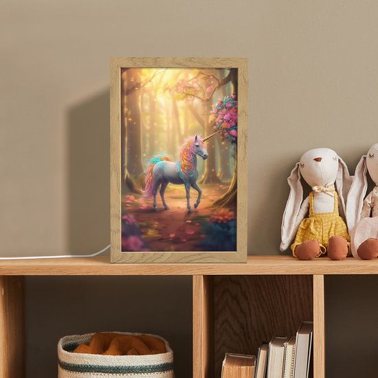 Nachtlampje 20x30 cm - Kinder lampje - Eenhoorn - Bos - Kleurrijk - Bloemen - Meiden - Tafellamp kinderkamer - Slaapkamer lamp - Bedlamp kinderen - Kinderlampje stopcontact - Wandlamp babykamer - Nachtlampjes van ApeldoornseZwaan — afbeelding 3