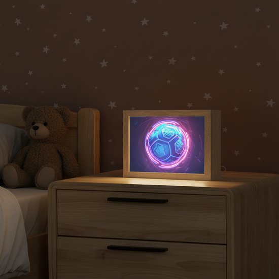 Nachtlampje 20x15 cm - Kinder lampje - Voetbal - Sport - Blauw - Paars - Tafellamp kinderkamer - Slaapkamer lamp - Bedlamp kinderen - Kinderlampje stopcontact - Wandlamp babykamer - Nachtlampjes van OnlyWow — afbeelding 2