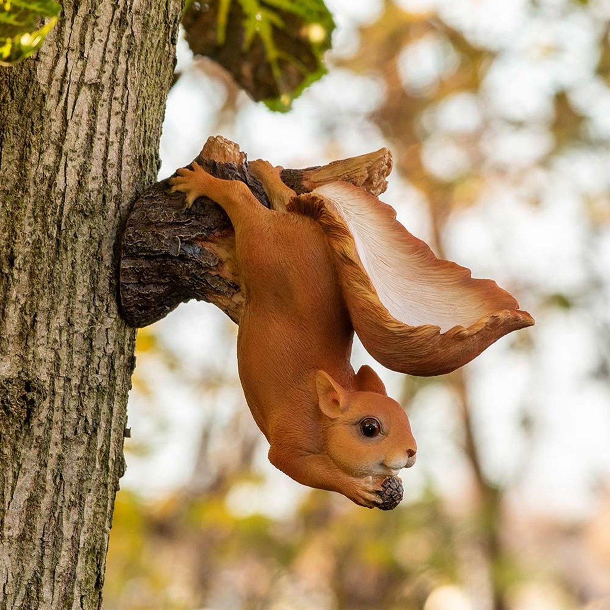 HotAnt Tuinbeeld dieren - Eekhoorn aan boom- Vogelvoederhuisje (Polystone) - Voor buiten - Tuin decoratie - Cadeau