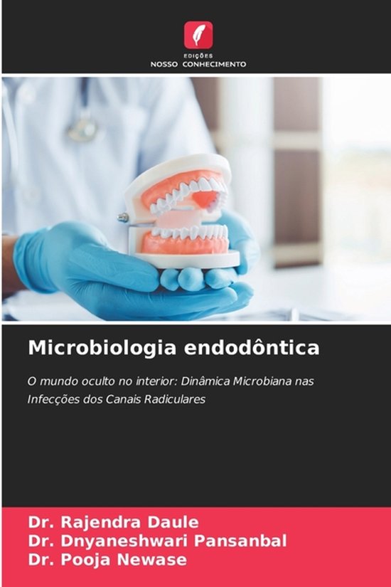Een tandarts met blauwe handschoenen houdt een model van menselijke tanden vast. Titel: Microbiologia endodontica.