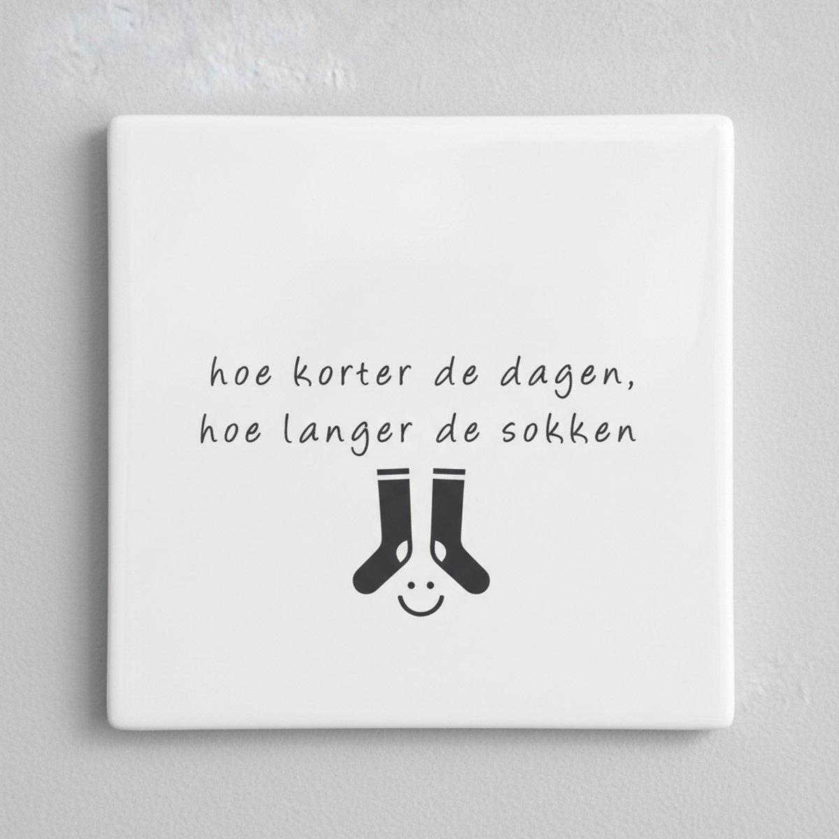 Nevolis Grappige Tekst Keramische Tegel 15×15 cm – “Hoe Korter de Dagen, Hoe Langer de Sokken” – Minimalistische Woondecoratie Cadeau Multi Color