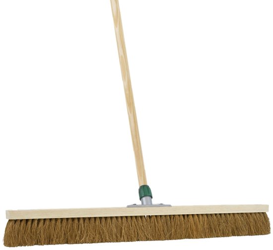 Bezem met een houten steel, brede kokos borstel en groene bevestiging.
