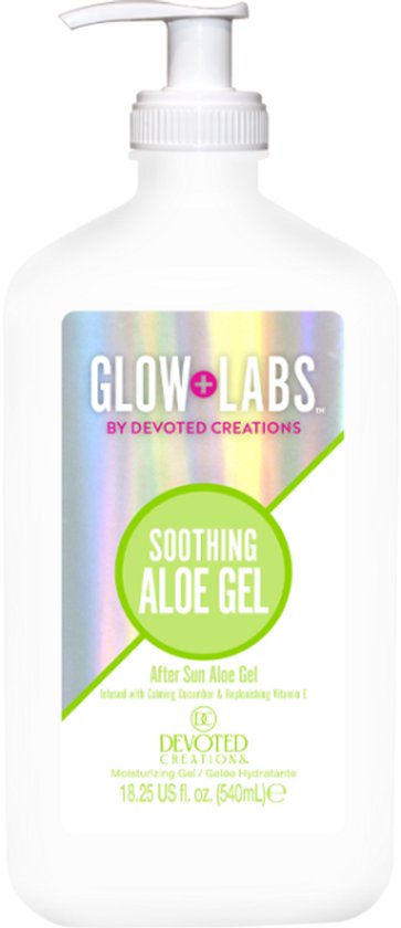 Witte pompflacon met holografisch label waarop 'GLOW LABS SOOTHING ALOE GEL' staat.